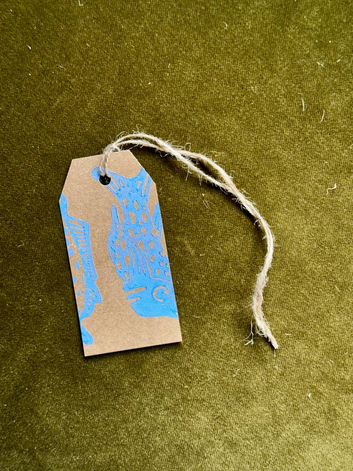 Étiquette-cadeau imprimée en lino Poisson bleu pour la vente par Megan Hope Studio