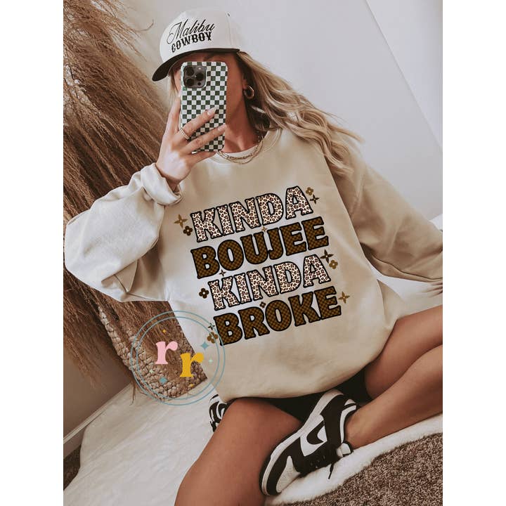 Camisola com Capuz Gráfica "Kinda Boujee Kinda Broke" por atacado de Rebellious Rose LLC