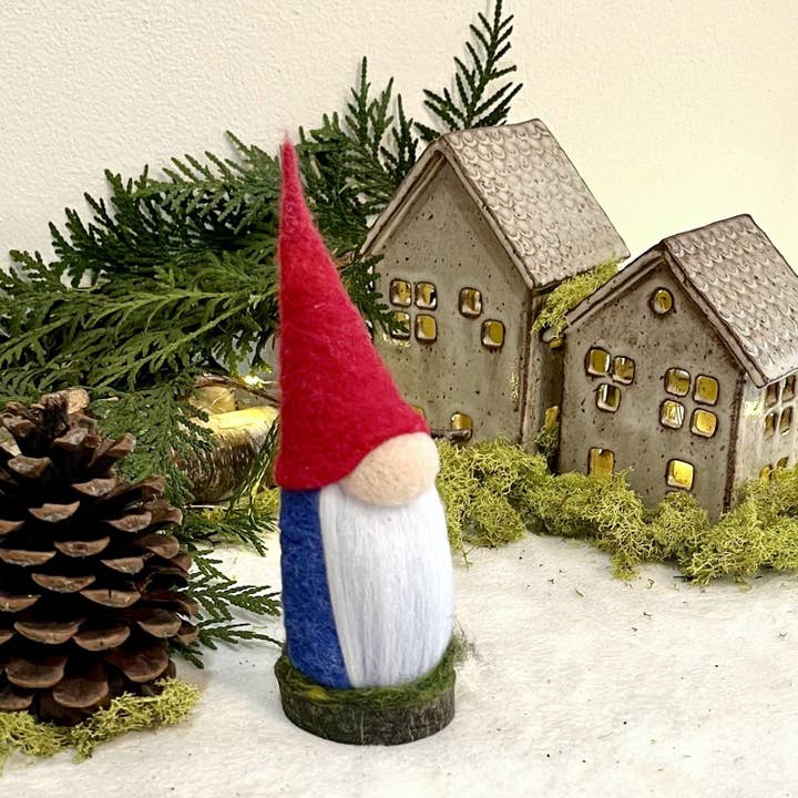 Aerin, het kerstornament van The Elder Gnome voor wholesale door MJ and Me