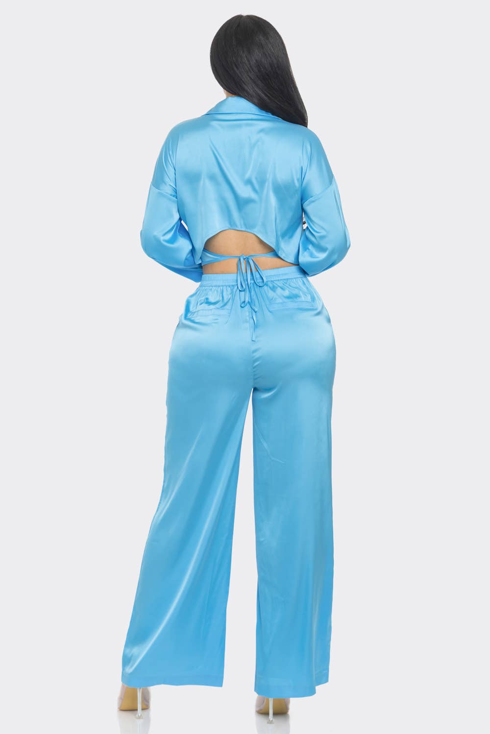 CAPSULLE – Großhandel Set aus Oberteil und Hose (NICHT Loungewear) – Damen – Set aus Satin mit Knopfleiste und ausgeschnittenem Rückendetail7