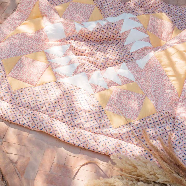 Plaid Aneka - patchwork - flores - rosa - amarillo y otras tendencias de Resultados para boquillas patchwork al por mayor. Devoluciones gratuitas y condiciones de pago a 60 días en Faire en Faire.