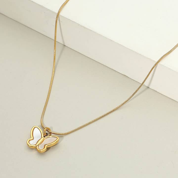 Collana con pendente a farfalla in acciaio inossidabile placcato oro 18K e madreperla. per la vendita all'ingrosso da parte di Sensibling Corp.