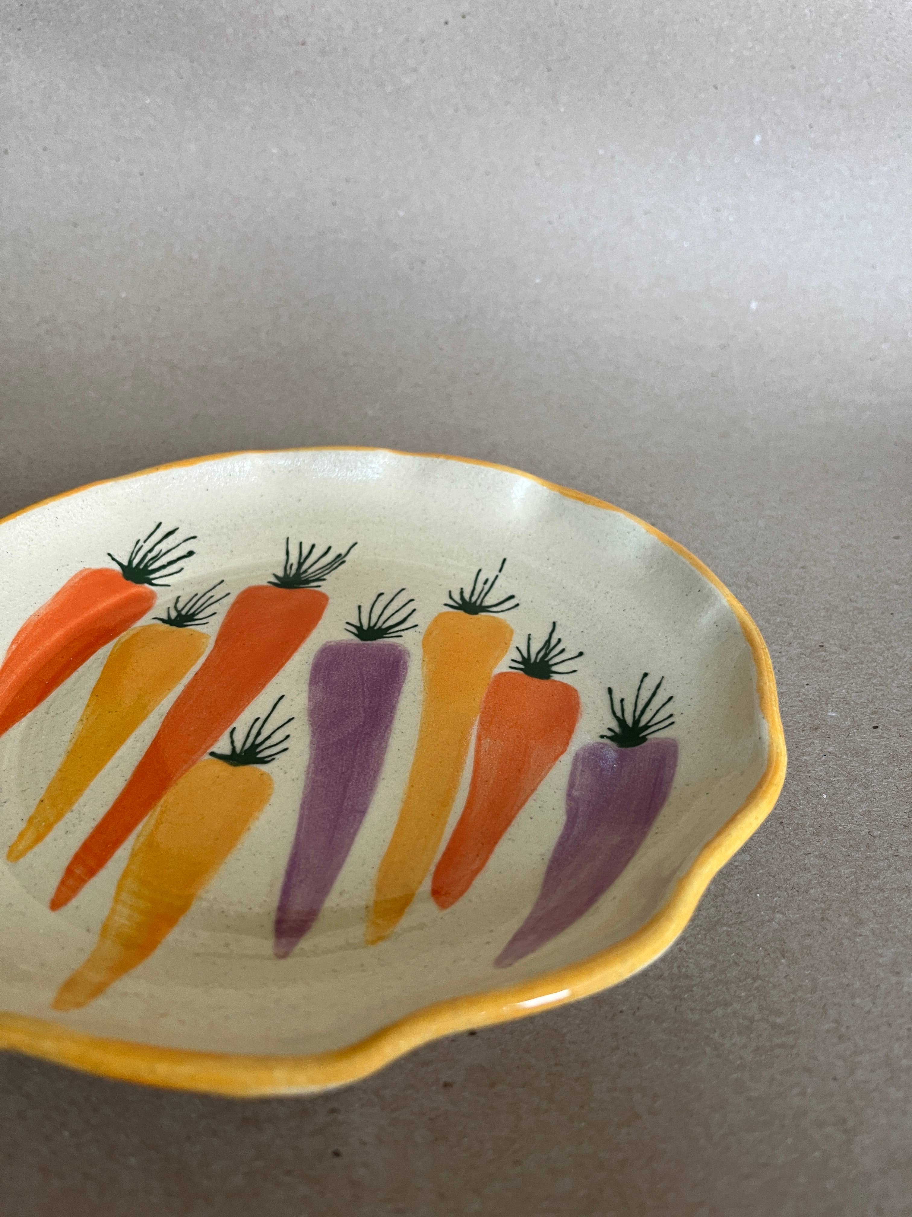 Ninth House Goods – prato fundo e saladeira por atacado – Prato para Almoço/Salada com Estampa de Cenouras Coloridas3