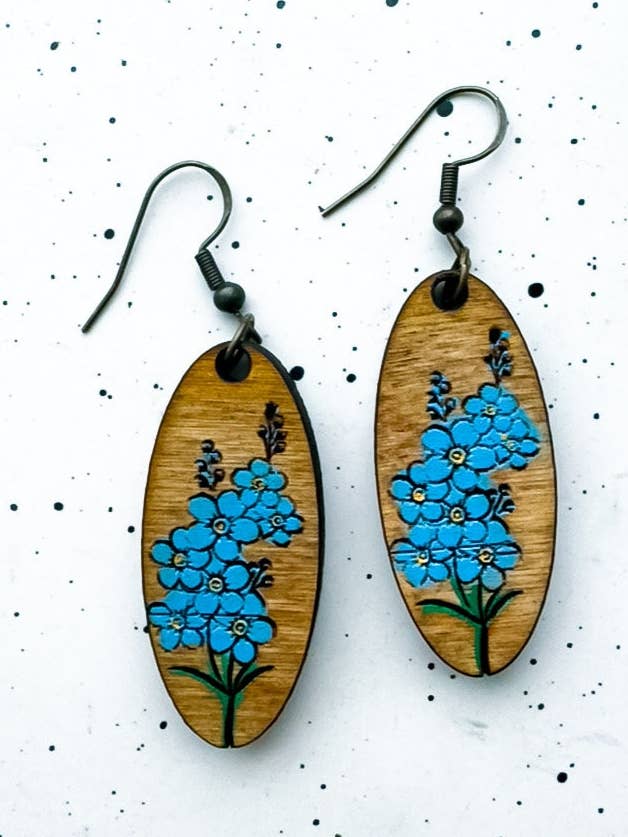 Orecchini rotondi in legno con fiori Forget Me Not per la vendita all'ingrosso da parte di Ak Daisy Chain