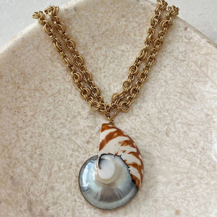 Collier Nautilus pour la vente par House of Olia