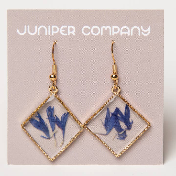 Boucles d'oreilles en forme de fleur de maïs bleue et de véritables fleurs pressées pour la vente par Juniper Company