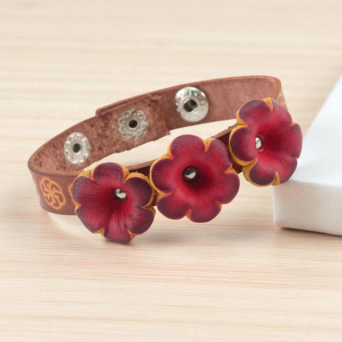 Sunflower Handmade leather inc – Großhandel Armreif – Handgefertigtes Lederblumenarmband - BR0242