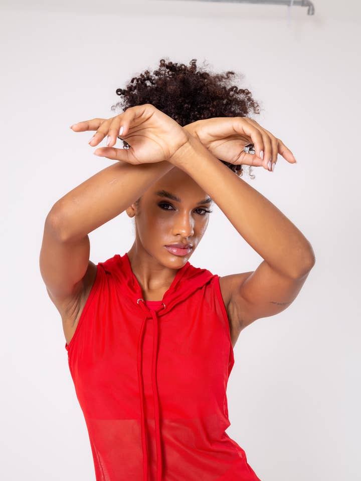 Sweat à capuche en tulle rouge pour la vente par Cloud9ine Activewear