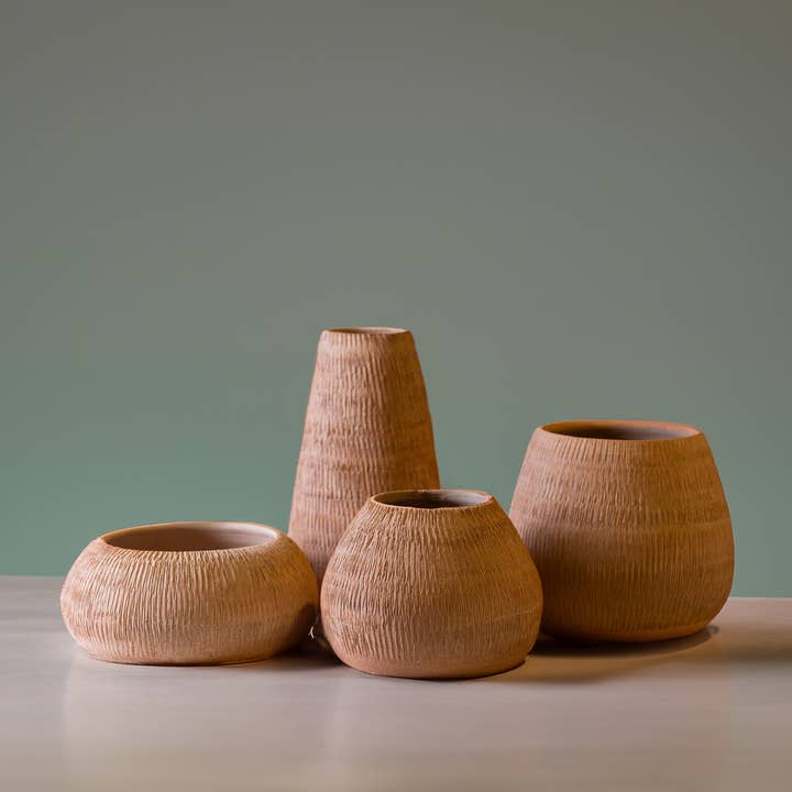 Lg Texture Plant Pot White Wash 10"x10"x8.25" for wholesale on Faire1