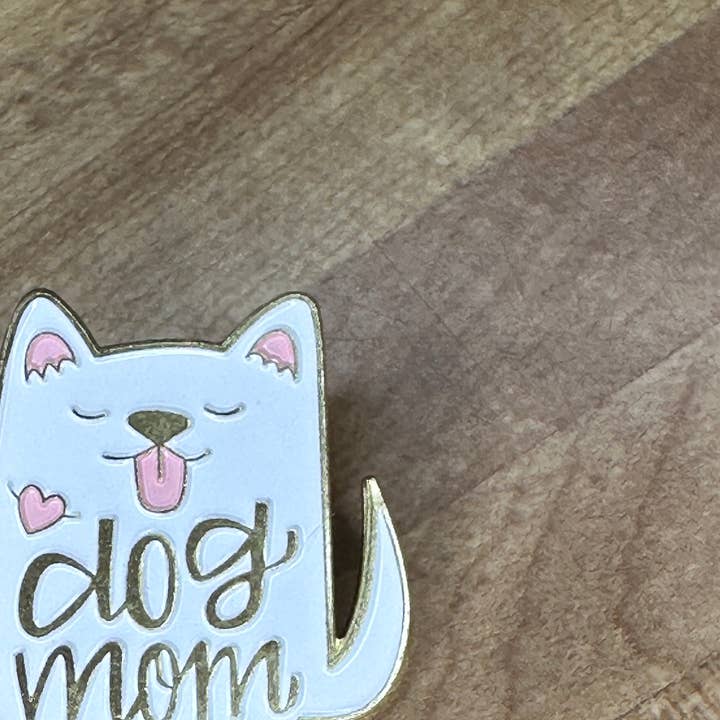 Pin de Mamá Perro - Perro Blanco - Amante de los Perros - Pin de Esmalte de Perro para venta al por mayor de Scribble & Scroll