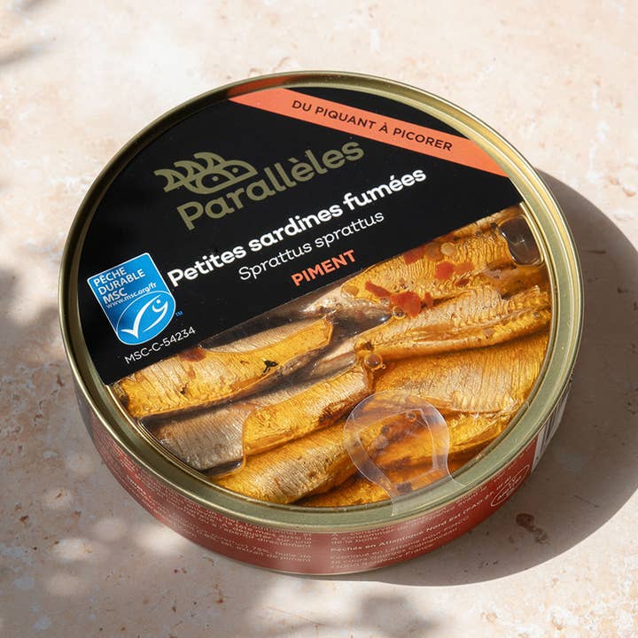 Små rökta MSC-sardiner (sprott) med chili för wholesale av Conserves Parallèles