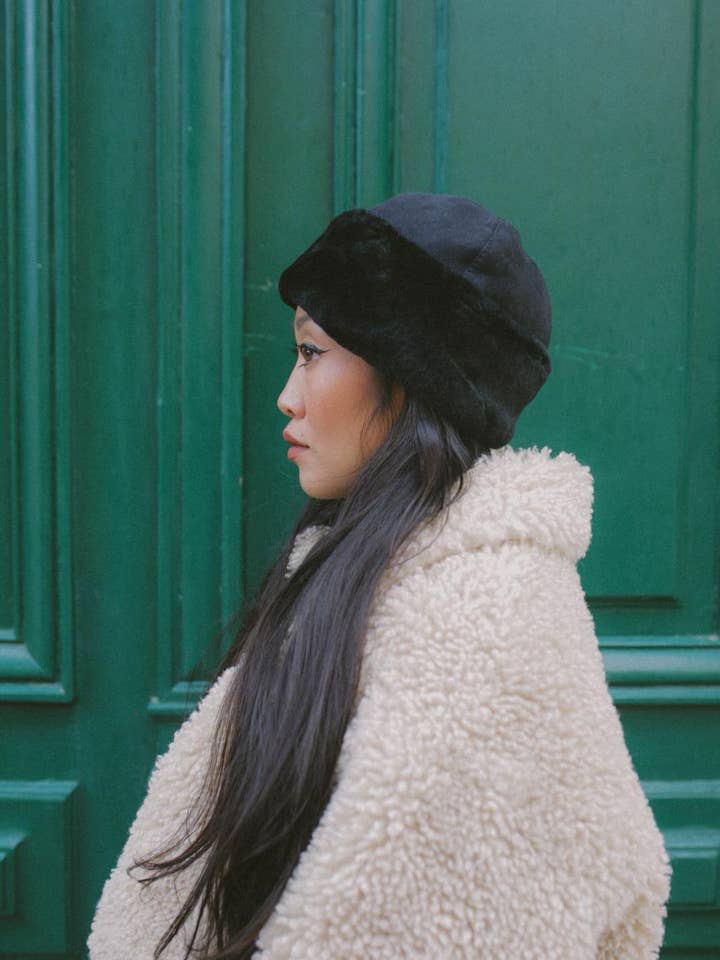 SORT LAMMESKINSHAT for engroshandel hos marushka