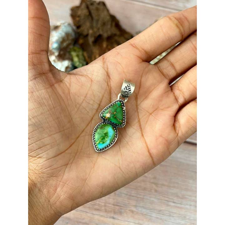 Nizhonitradersllc - Wholesale Individuele bedel/hanger - Handgemaakte Sterling Zilveren Sonoran Mountain Turkoois Hanger met Gesigneerde Nizhoni2