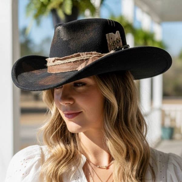 Chapeau de cowboy fedora en feutre vintage façonnable avec plume en détresse pour la vente par Rope & Spurs