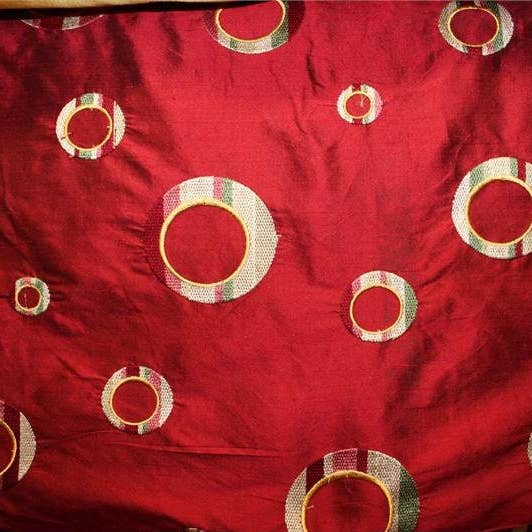Tissu Dupioni en soie brodée - Circulo - Grenat pour la vente par Hyena