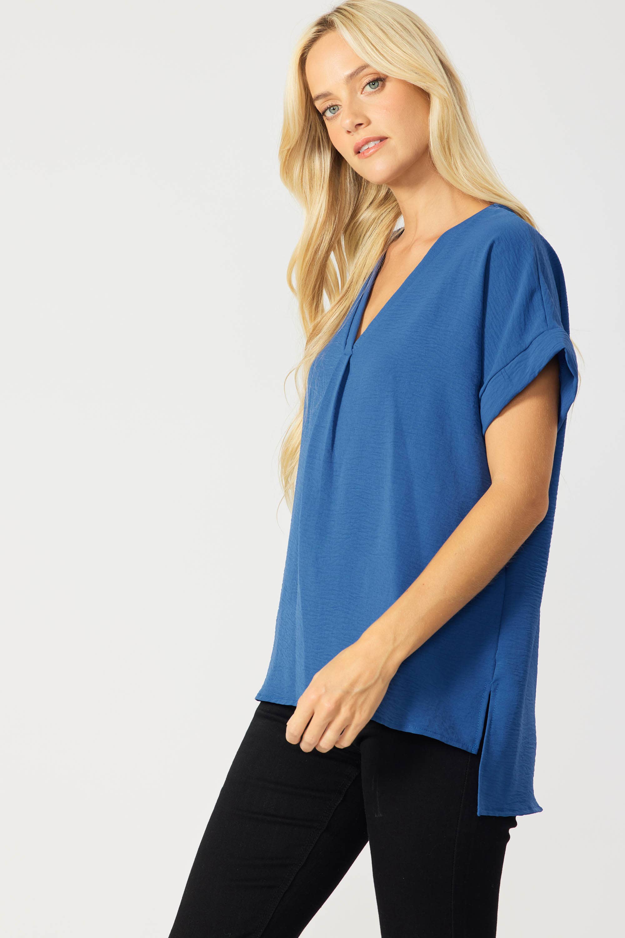 FSL Apparel - Vendita all'ingrosso Camicetta - Donna - ST3280 - TOP IN TESSUTO CON SCOLLO A V A MANICA CORTA, VESTIBILITÀ COMODA 25