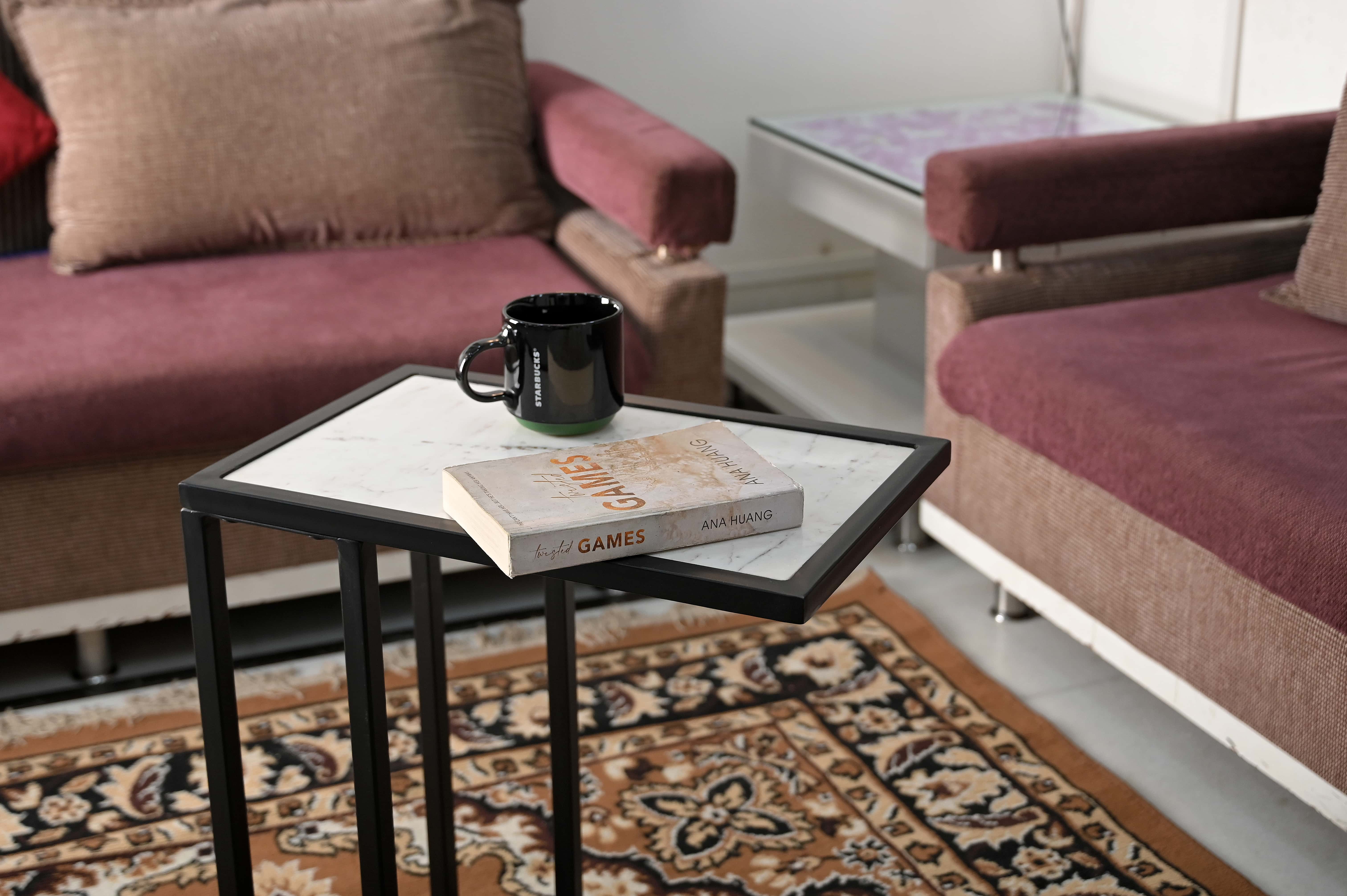 iAnanas - Wholesale Side Table - Moderner minimalistischer Beistelltisch mit schwarzem Metallrahmen und weißer Marmorplatte6