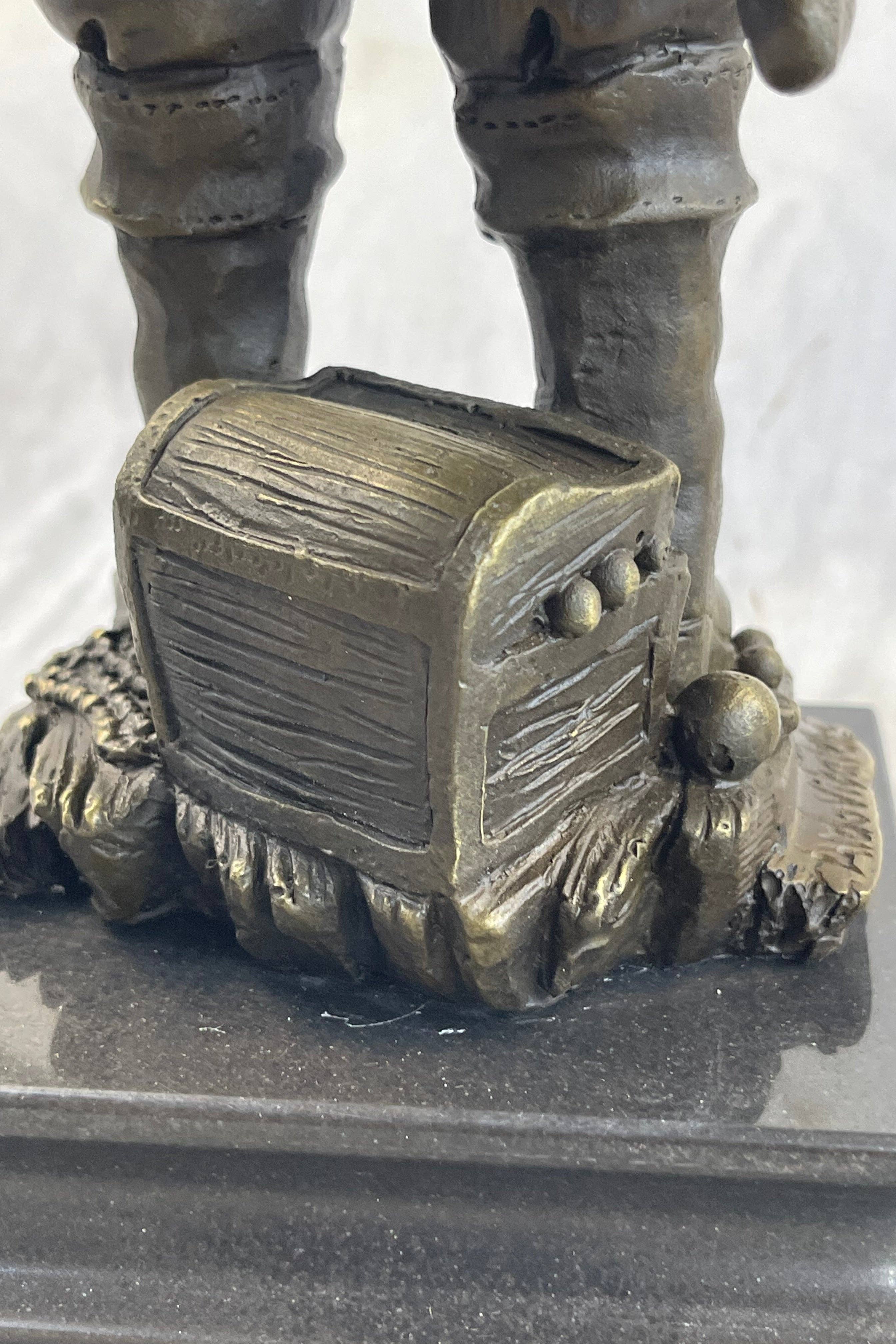 Bronzhaus - Vente Sculpture - Statue de pirate avec coffre au trésor et épée en bronze signée d'origine 35,6 x 12,7 cm4