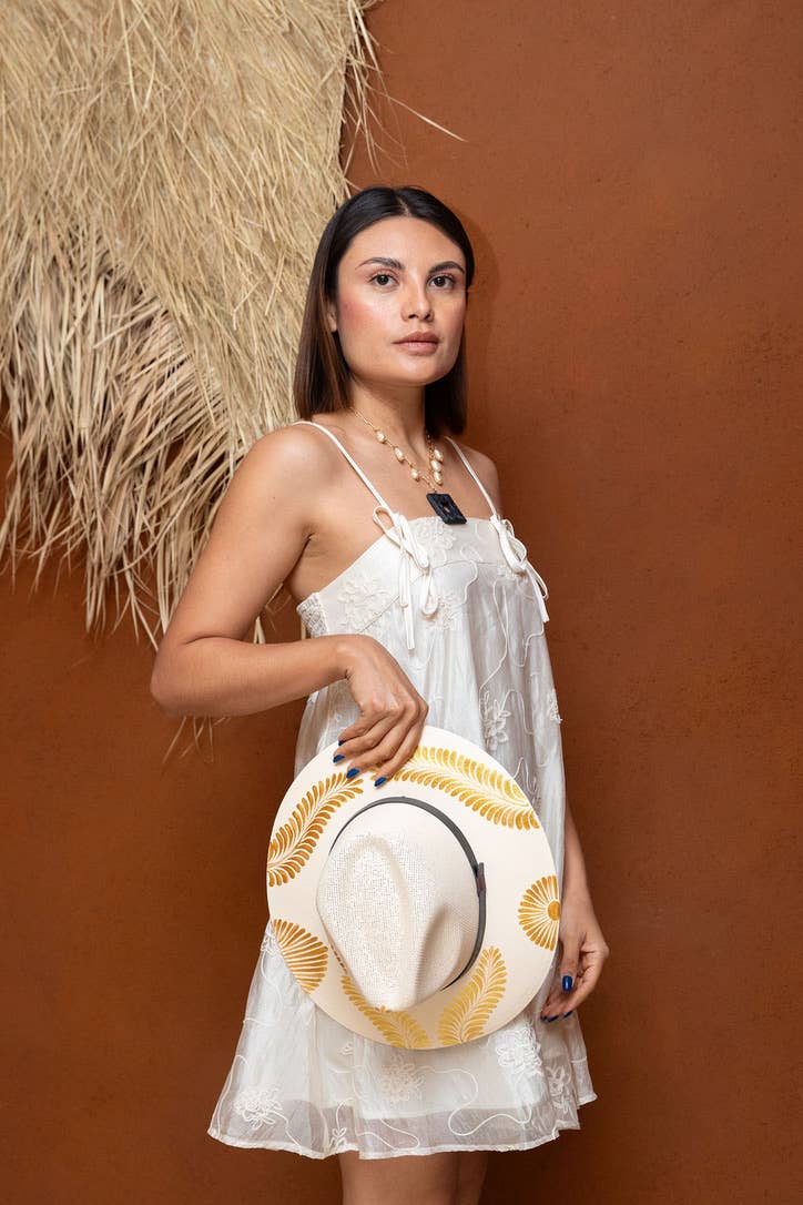 Origin Mexico – Engroshandel Stråhat – til kvinder – Patricia håndmalet resorthat med tan og guldblomster1