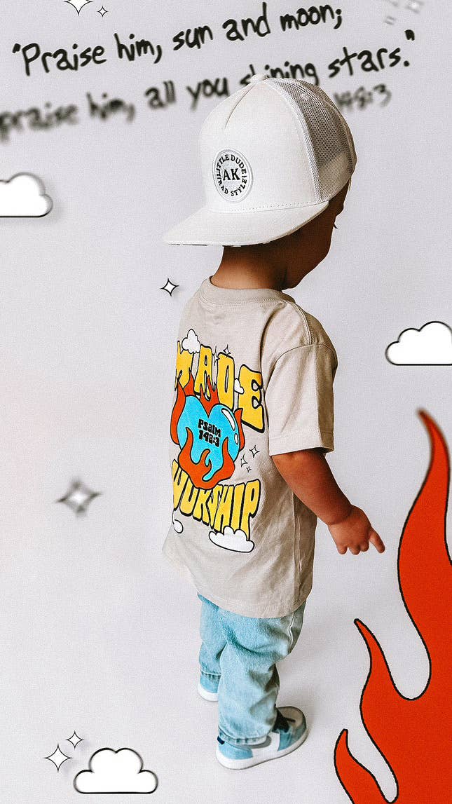 AK CLOTHING COMPANY, LLC - Venta al por mayor Camiseta serigrafiada - Niños - Camiseta gráfica "Hecho para adorar"