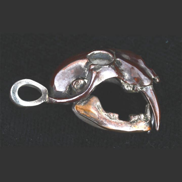 Smilodon Skull med artikuleret kæbe vedhæng i Shibuichi for engroshandel hos Tiger Tiger Beads LLC