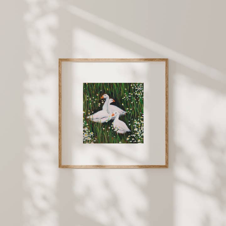 Cottagecore Ganzen in Bloemenveld Artistieke Ingelijste Kunstprint voor wholesale door Emily Laura Designs