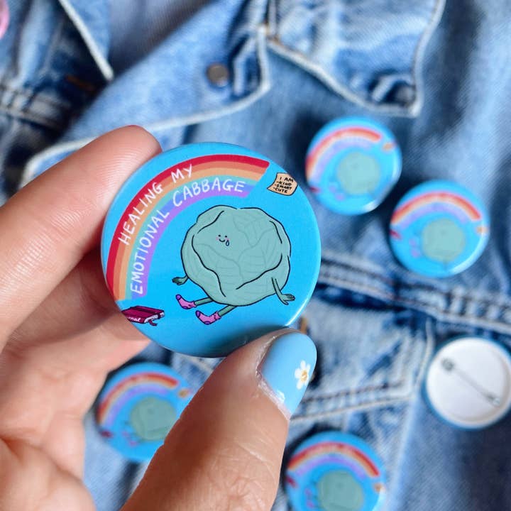 Afroditi's Art - Vente Épinglettes/boutons - Badge « Emotional Cabbage »