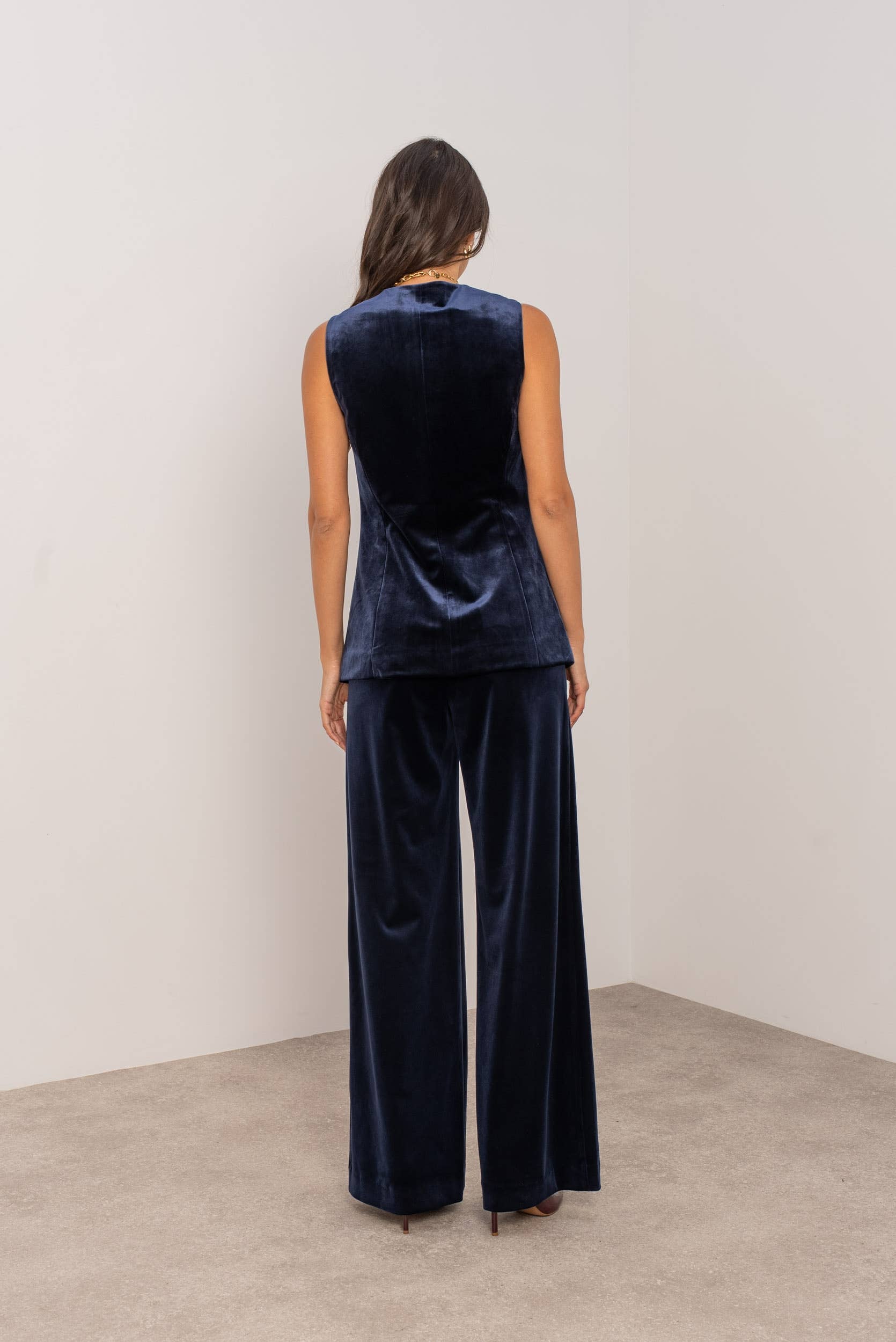 Attentif Paris – Engroshandel Habitvest – til kvinder – Lang velourvest med guldknapper19