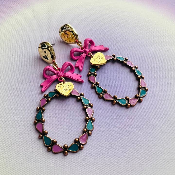 Boucles d'oreilles nœud rose & pièce ovale pour la vente par Pampa Mia