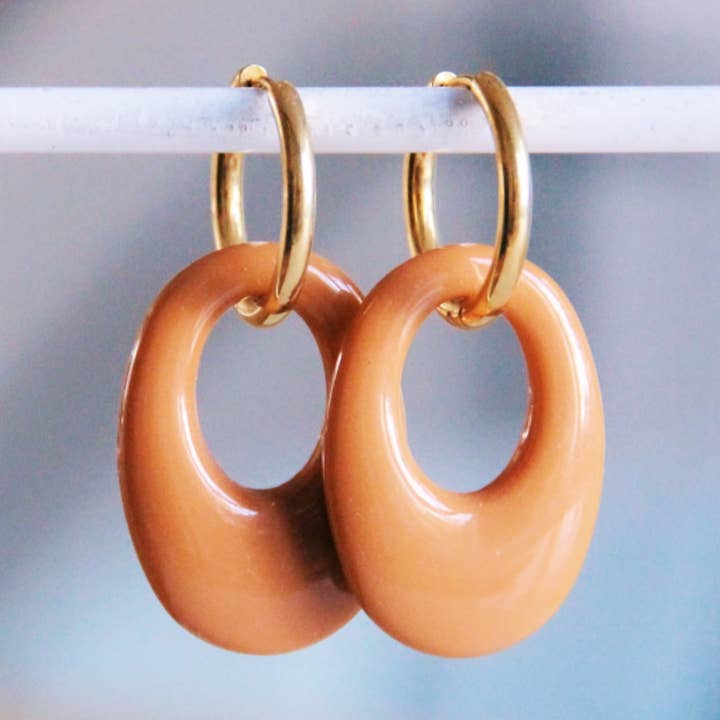 Earring with resin drop – cognac for wholesale by Bazou