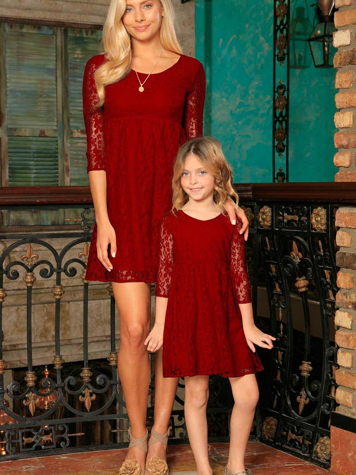 Rotes kastanienbraunes Spitzenkleid mit Empire-Taille für die Feiertage Weihnachten Mama & Ich Kleid für den Großhandel von Pineapple Clothing