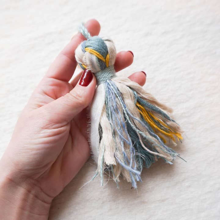 Porte-clés bleu/Breloque à pompon/Porte-clés coloré pour la vente par Living Fibers