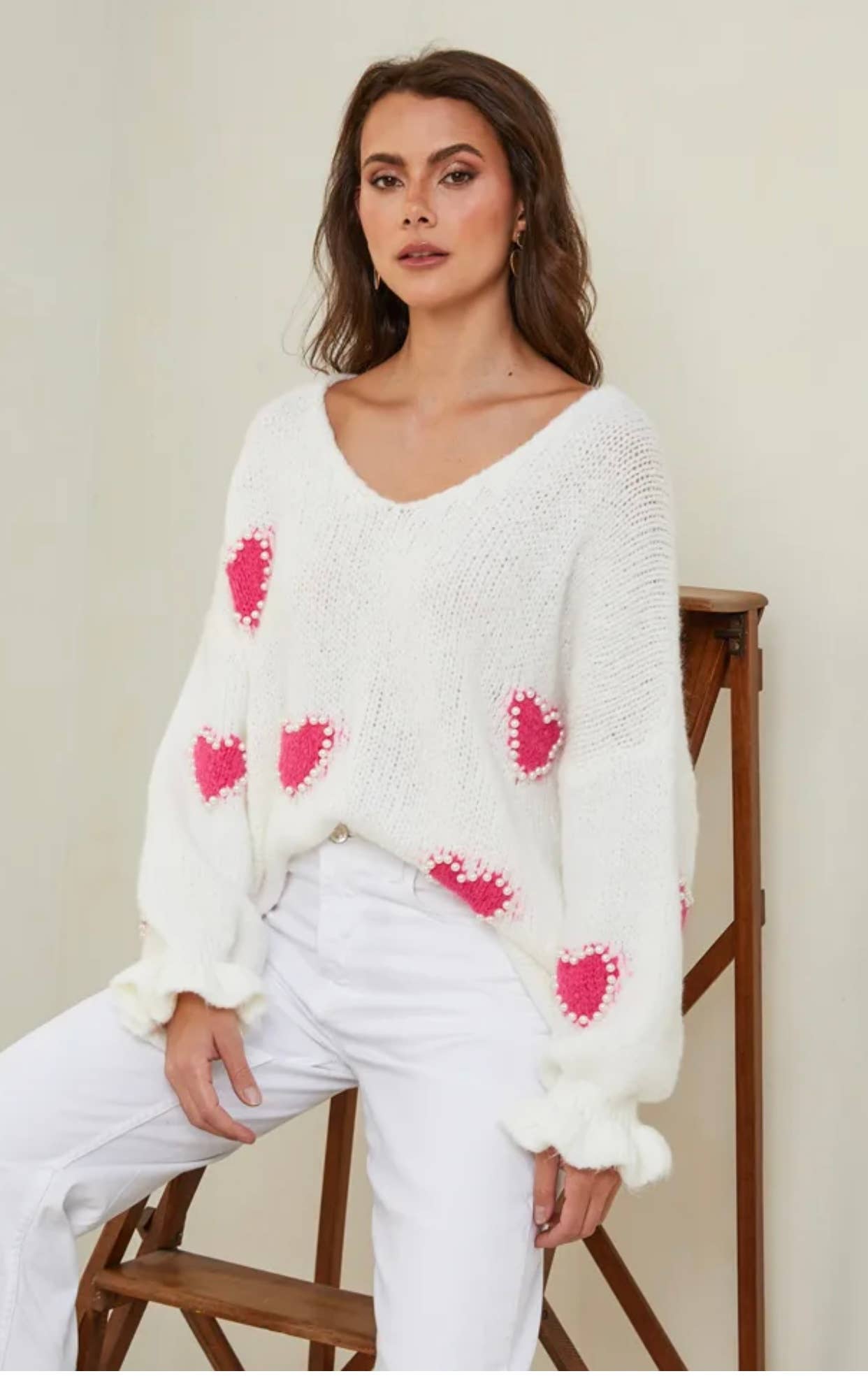 LÉA & LUC – wholesale Pullovertröja - Dam – Tröja med hjärtmönster och pärlor, V-ringad, dam2