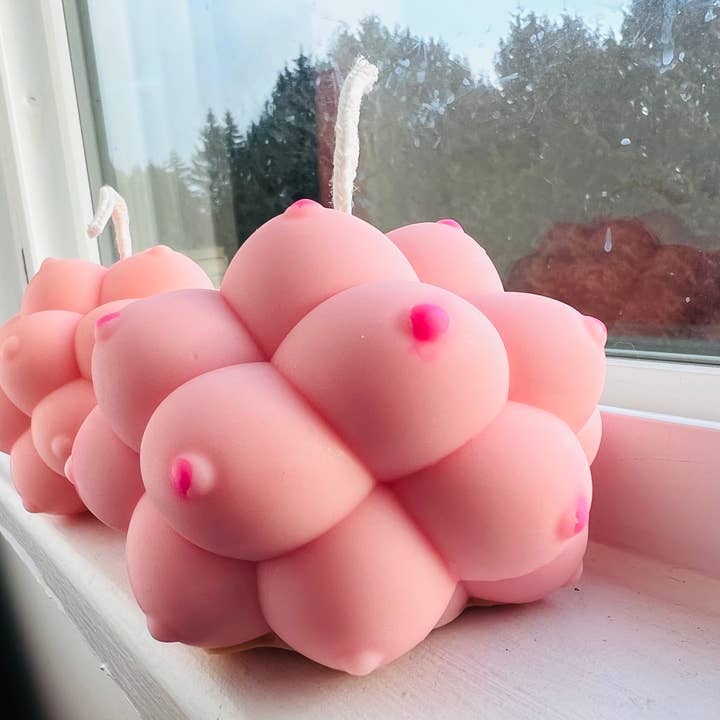 Bougie à bille OmniBoob - Cire de soja végétalienne pour la vente par Hail Claytan