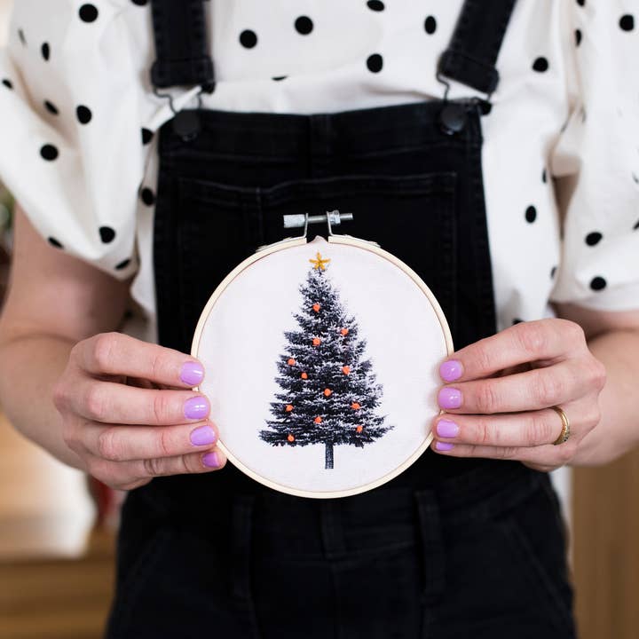 Cotton Clara - Wholesale Embroidery/Cross Stitch Supplies - Christmas Tree Embroidery Hoop Kit