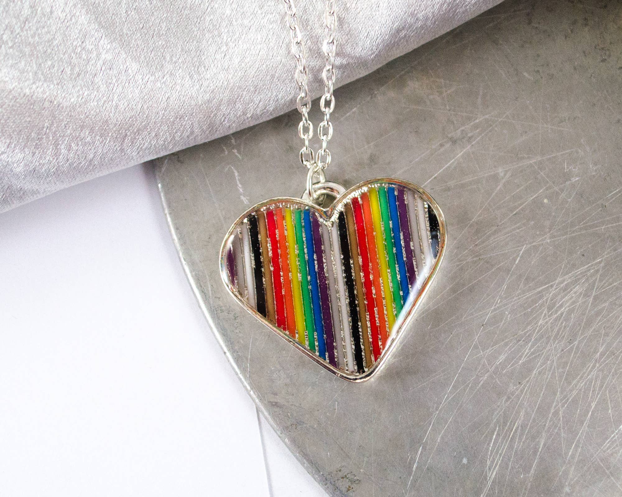 Circuit Breaker Labs – Großhandel Kette mit Anhänger/Charm – Regenbogenband Kabel Herz Halskette1