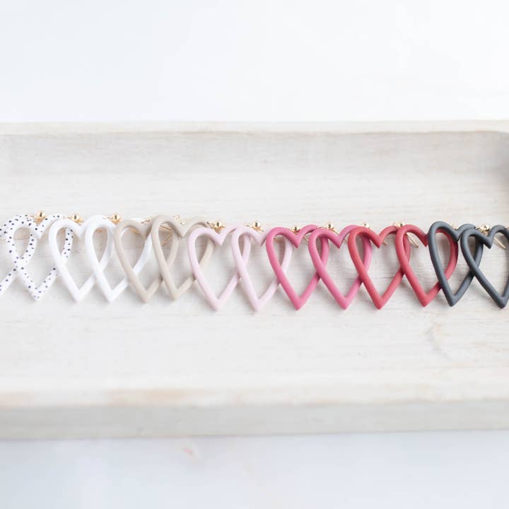 Oorbellen van klei | Heart Dangles | Lover Era collectie voor wholesale door Hazel n Blue