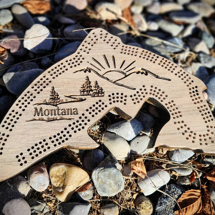 Fiskformad Cribbage Board - Bergsscen för wholesale av Knotty Pine Woodworks