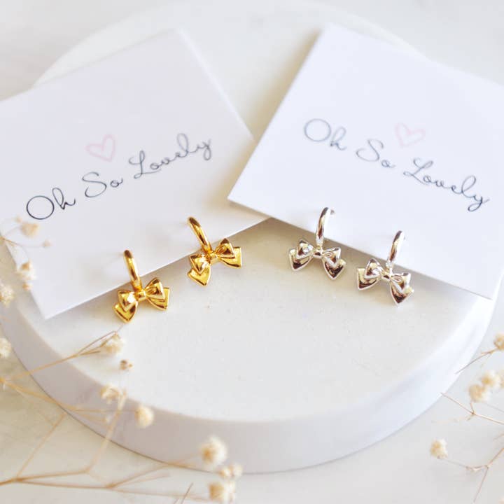 Créoles Huggie à nœud en ruban pour la vente par Oh So Lovely