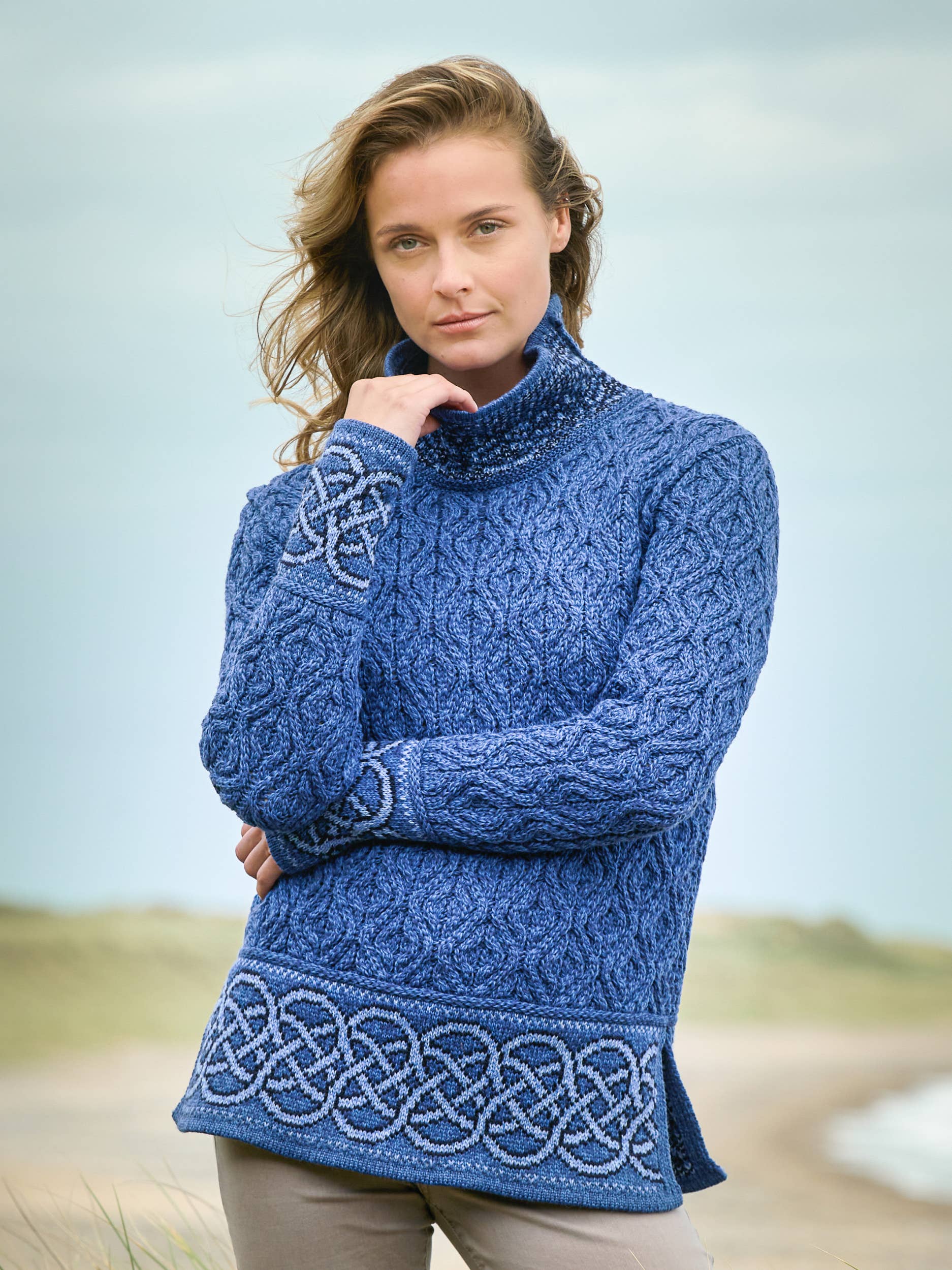 Aran Crafts - Vendita all'ingrosso Maglia larga - Donna - MAGLIONE JACQUARD CON COLLO AD ANELLO R5337
2