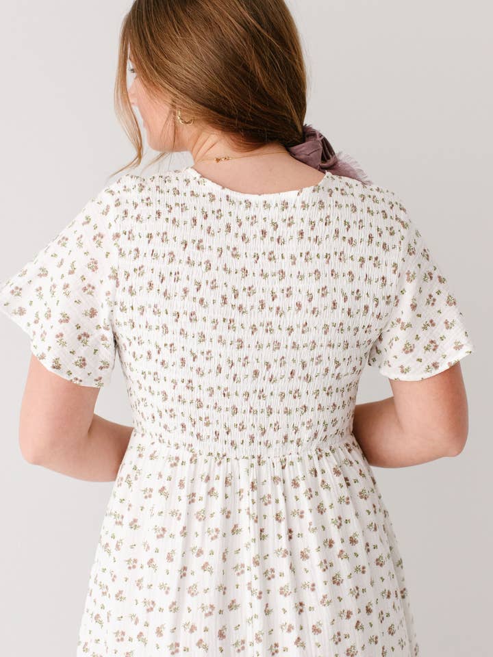 Blanc «Lynette» Robe midi à corsage smocké à motif floral en vente sur Faire6