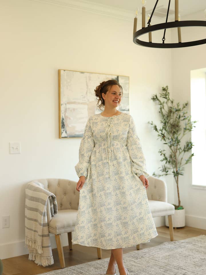 Ada Faye Bexley Jurk - Blauw Bloemen | Pre-order Verzending Verwachte Leverdatum 20/8 voor wholesale door Ada Faye