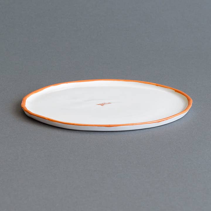 Assiette d'entrée en céramique - bord orange en papier pour la vente par Hayden Youlley Design