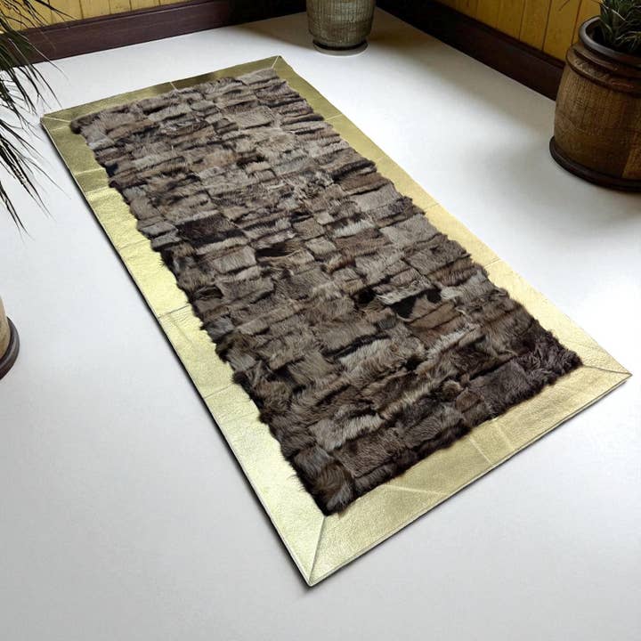 Alfombra de retazos de piel de oveja con borde dorado Alfombra de piel de lujo hecha a mano para venta al por mayor de Karelias And Sons