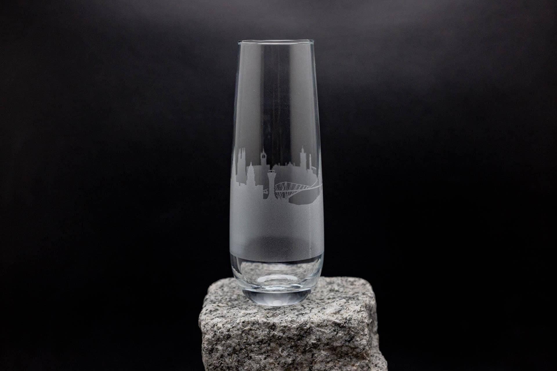 Urban & Etched – wholesale Champagne flute – Edinburgh Scotland Skyline Stemless Champagne Flute Barware3