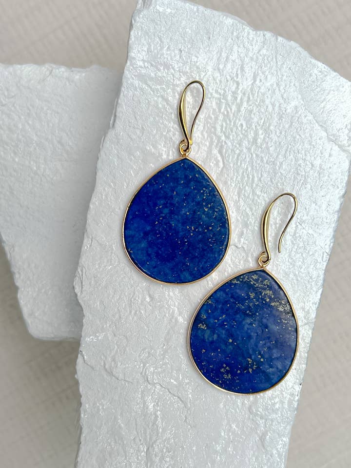 Boucles d'oreilles goutte en lapis-lazuli plaquées or pour la vente par Roc Jewellery