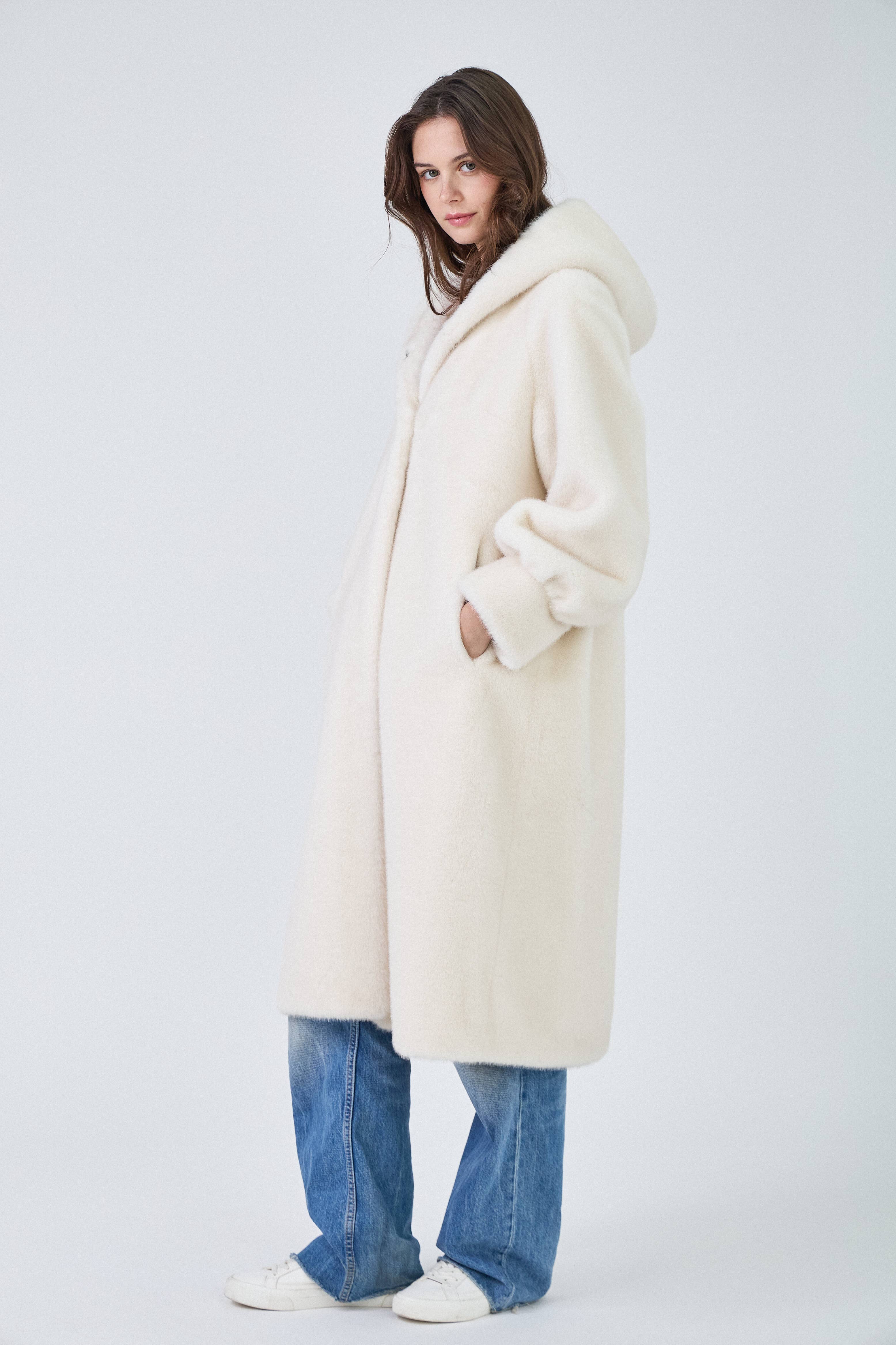 Giovanni Paris – Großhandel Pelz-/Kunstpelzmantel – Damen – Isabella Mantel mit Kapuze aus ultraweichem Kunstfell4