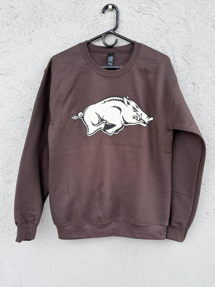 Cochon brun qui court pour la vente par Southern Trend Clothing - Arkansas Razorbacks