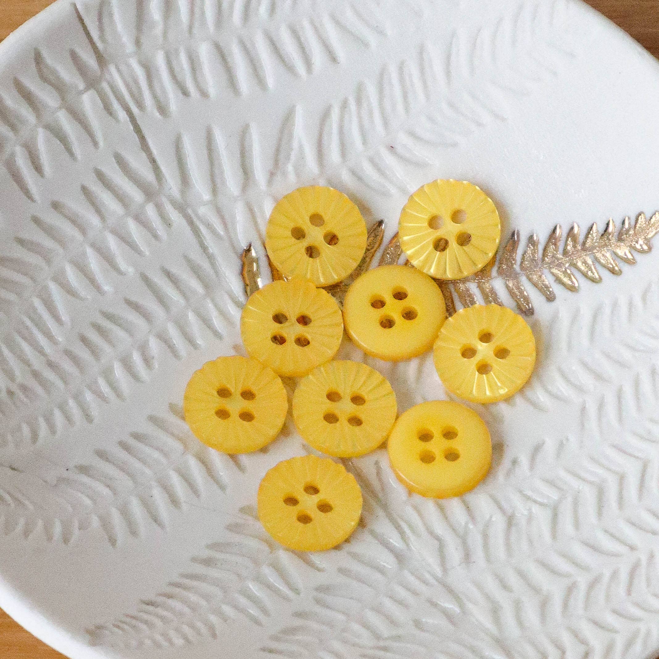 Lise Tailor – Großhandel Knopf/Druckknopf zum Annähen – Daisy Knöpfe mit Blütenblattmuster, 12 mm22