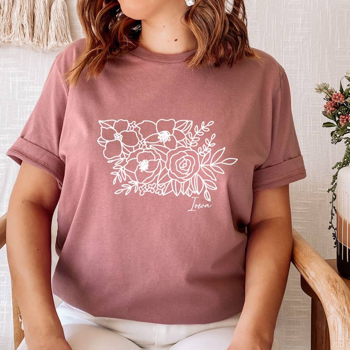T-shirt graphique Iowa pour femmes, T-shirt floral Iowa, T-shirt Iowa pour la vente par Autumn Rose Co.